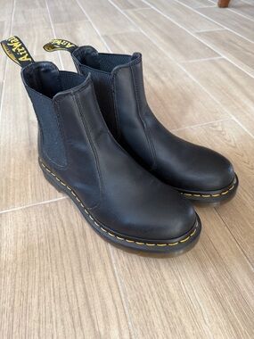 Dr. Martens Black Leather Chelsea Boots Size women’s 7